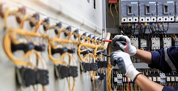 Professional Electrician technician working in Knollwood, IL
